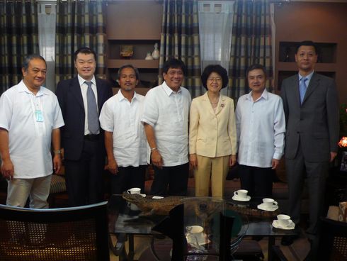 中国驻菲律宾大使参观考察菲律宾华校
