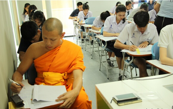 泰国农业大学对外汉语培训中心顺利举办HSK汉语水平考试