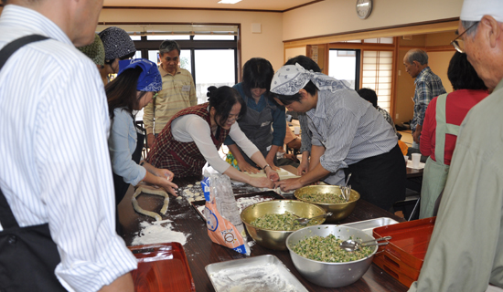 长野广播汉语教学点以饺子与当地市民联欢