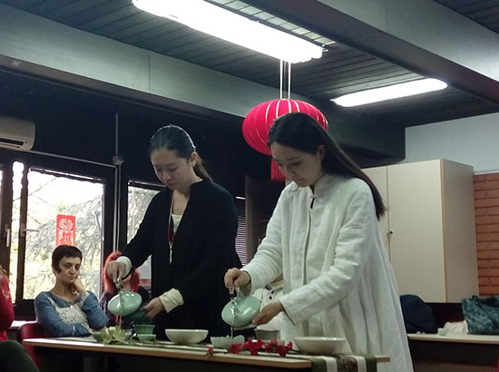 诺维萨德大学对外汉语培训中心举办中国传统茶文化展示活动
