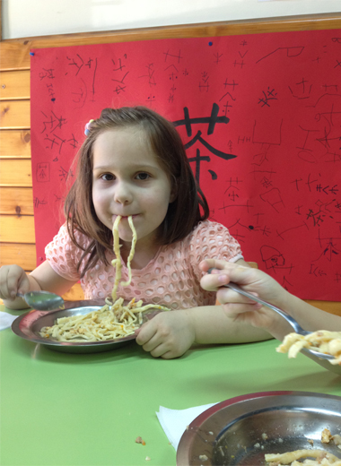 诺维萨德汉语文化推广中心送中华饮食文化进塞尔维亚幼儿园