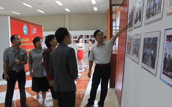皇太后大学对外汉语培训中心向清莱市第六中学赠书