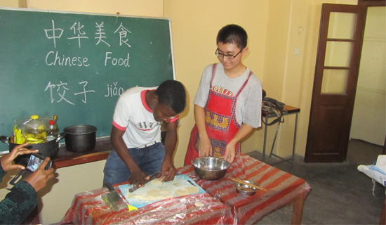 坦桑尼亚对外汉语教学点举办“包饺子”活动