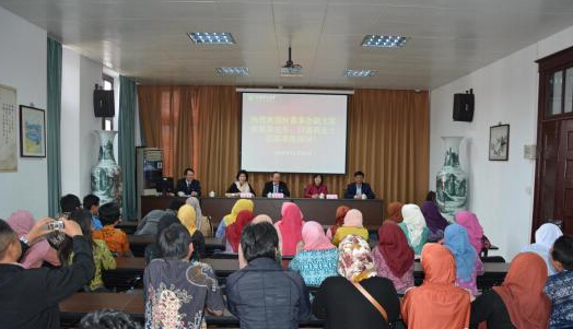 印尼侨领黄双安看望印尼汉语教师培训班学员