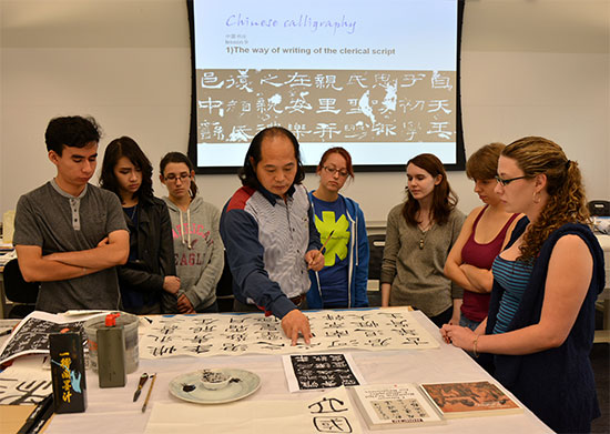 美国达拉斯德州大学对外汉语教师培训中心举办中国书法展