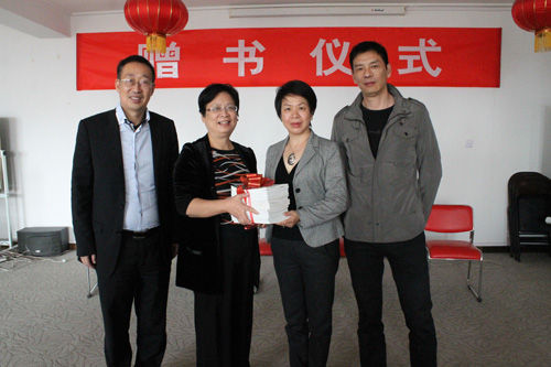 郑州华教基地向意米兰华侨中学捐赠对外汉语培训教材