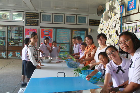 泰国吁隆华侨公立学校汉语教学点举办中国美食趣味活动