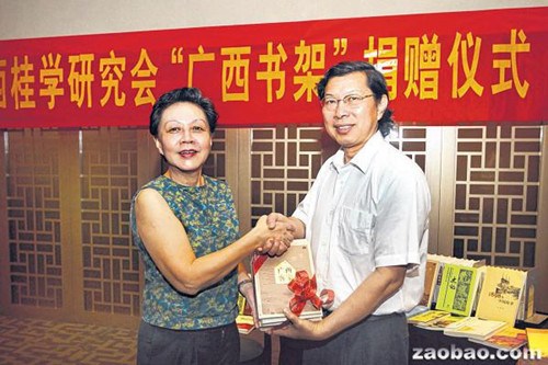 广西文艺界向新加坡捐汉语书籍万册 以满足学汉语需要
