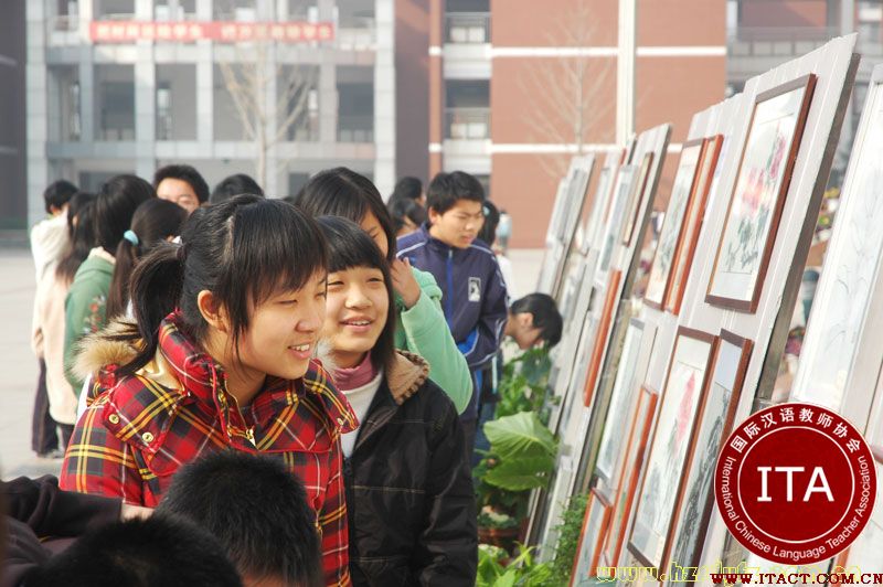 大马独中老师在华中师大举办美术作品展并毕业