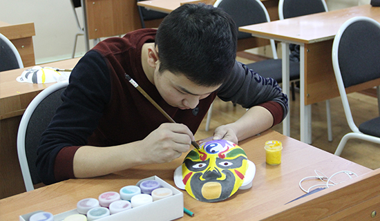 哈萨克斯坦孔子学院举办“画京剧脸谱”中国文化体验活动