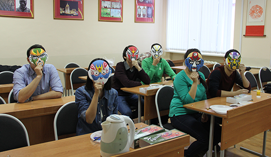 哈萨克斯坦孔子学院举办“画京剧脸谱”中国文化体验活动