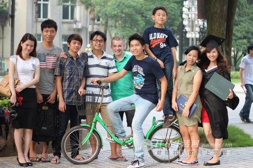 缅甸一家11人来广州留学 会汉语很“吃香”
