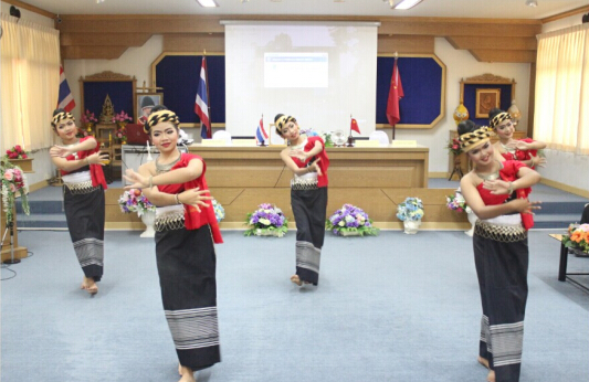 泰国学生用传统舞蹈对曼松德孔院教师表示欢迎