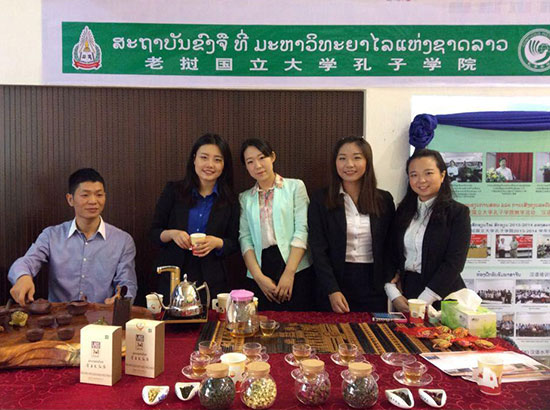 老挝国立大学孔子学院参加广西高校中国文化体验展