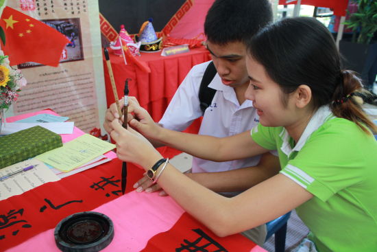 普吉中学汉语教学点参加校园文化祭展示中国传统文化