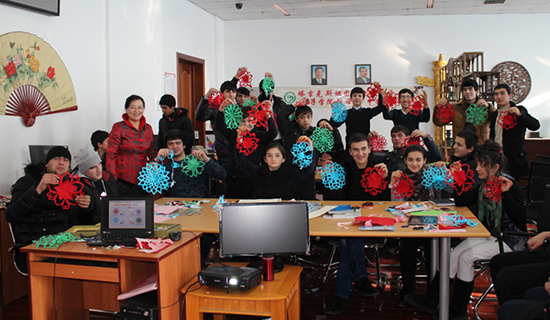 塔吉克斯坦国立民族大学孔子学院教学点举办剪纸课