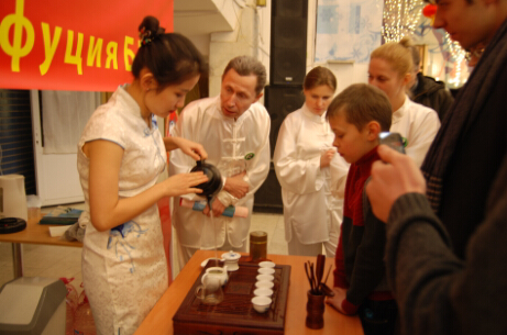 白俄罗斯明斯克市中小学学生参加“欢乐春节”中国庙会活动