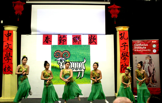 加拿大圣凯瑟琳市中文学校欢庆中国羊年新春