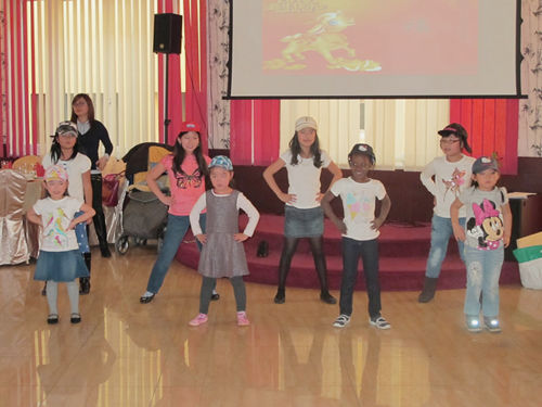 奥地利维也纳中文学校师生欢歌热舞贺新春