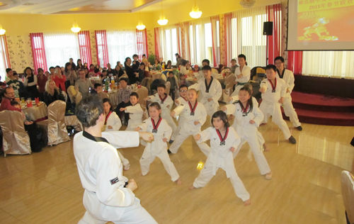 奥地利维也纳中文学校师生欢歌热舞贺新春