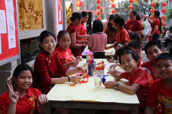 彭世洛府汉语教学点参与举办元宵旅游节庆祝活动