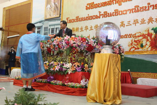 中国驻泰国清迈总领事为华校学生颁发毕业证书