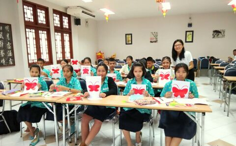 泰国皇太后大学孔子学院为泰中当地学校举办汉语体验营