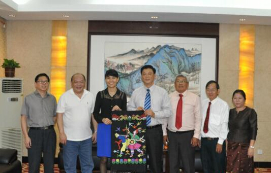 老挝汉语文化推广代表团赴广西侨办考察