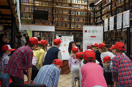 诺维萨德大学在市图书馆汉语教学点举办汉语公开课
