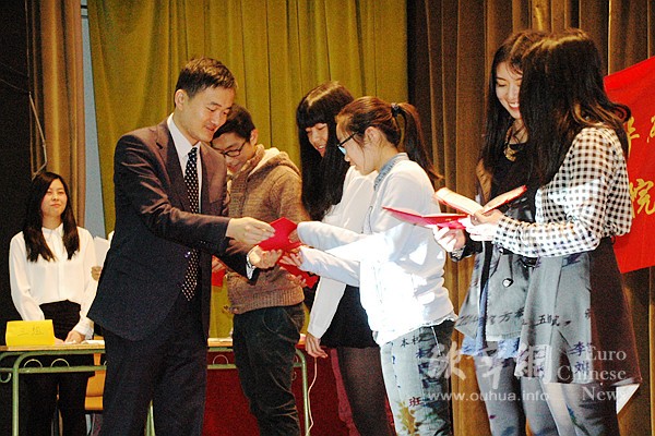 西班牙马德里华商华语学校举行2014届毕业仪式