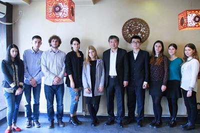 中国驻格鲁吉亚大使岳斌为格大学汉语学生授课