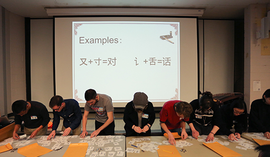 4月10日下午，美国罗德岛大学孔子学院、中文领航项目与中文专业联合举办第三届“汉字酷”汉字认读比赛，共有24名学生参赛。 此次比赛分为初级组、中级组和高级组，比赛采取积分淘汰制，共设五关，每一关根据选手得分进行排名，按比例淘汰排名靠后的选手；晋级选手得分可累积至下一关，最终根据选手的累积分数高低决出名次。 与往年相比，今年的比赛项目更加多样化。从“汉字变变变”（给汉字部件增添笔画使之变成一个新字）、“汉字搭积木”（写出不同结构的汉字）到“汉字宾果”（利用所给的偏旁卡片拼字），不仅考查了参赛选手对汉字的认读、拼写能力，还能增强比赛的趣味性和观赏性。抢答环节中，参赛选手们围绕着抢答器你争我夺，比分交替变化，引来观众不断的呐喊与欢呼，将比赛推向高潮。 最终，每个级别分别产生一等奖1名，二等奖2名，三等奖3名。罗德岛大学文理学院副院长Patricia Morokoff向获奖选手颁发奖品；罗德岛大学孔子学院院长何文潮对比赛进行总结。“汉字酷”汉字认读比赛至今已经连续举办三年，比赛规模不断扩大，已逐渐成为孔院的特色文化活动。