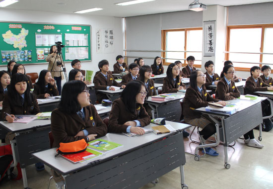 韩国华山中学举行2015年度首次《快乐汉语》教学公开课活动