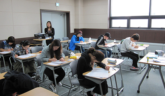 近日，韩国仁川大学孔子学院举办新HSK考试，这是本年度的第二次考试。 此次考试包括HSK4-6级，共32名考生参加，创下历史新高。按计划，该孔院接下来将每月组织一次新HSK考试，全年共10次；HSKK考试也将于每年的5月份和12月份分别进行。此外，该孔院还将于每年的7月份和12月份在下设教学点仁川外国语高中开展新HSK专场考试。 据了解，仁川大学孔子学院是仁川地区唯一被汉办授权的汉语水平考试考点，至今已组织22场考试。截至2014年末，考生总数超过一千人次。