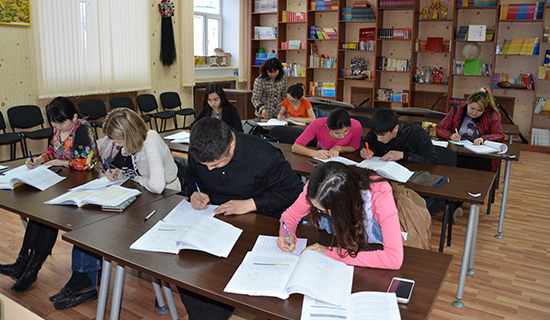 哈萨克斯坦朱巴诺夫大学举办第一届汉字硬笔书写比赛