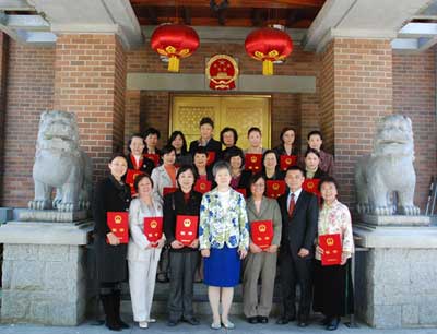 驻温哥华总领事刘菲为大温哥华地区优秀汉语教师颁奖