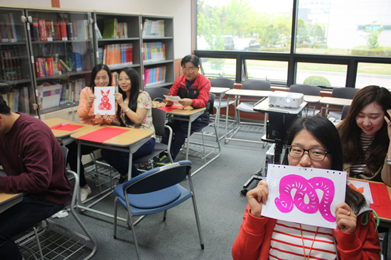 仁川大学孔子学院开设汉语角和中国文化体验课程