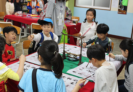 韩国济州白鹿小学举办中国文化展示活动