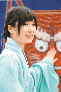 日本女孩钟情中国传统文化 穿汉服展示射礼
