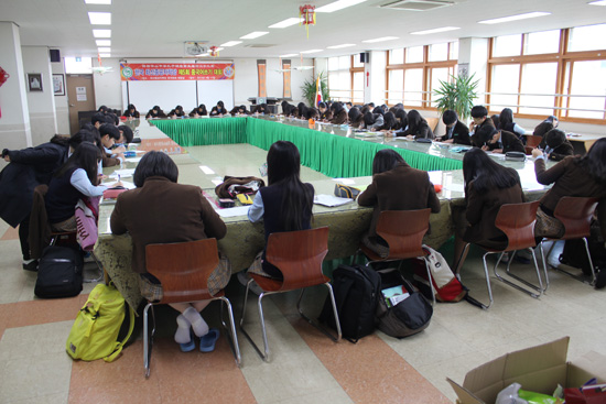 韩国华山中学汉语教学点举办第五届汉字硬笔书写比赛