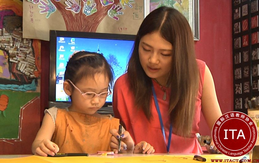湖北姑娘迪拜追梦 创立语言学校推广汉语教学