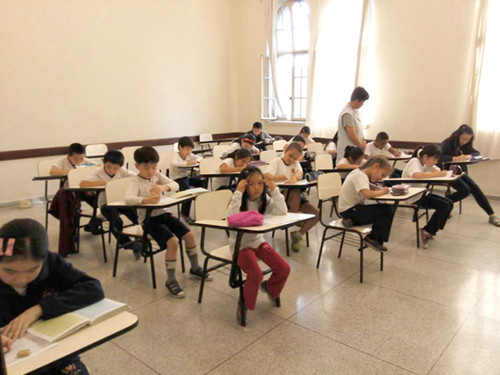 巴西圣本笃学校中文部举行硬笔书法比赛