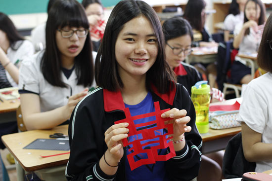 韩国姑娘中国学剪纸 乐享中国传统文化魅力
