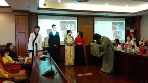 新加坡华裔青少年参观复旦大学 体验汉服文化