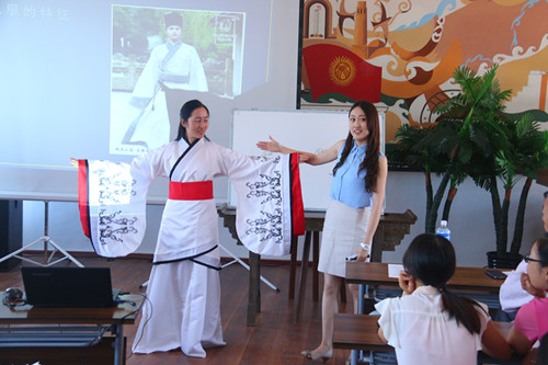 奥什国立大学举办“2015年首届汉语教师教学技能大赛”