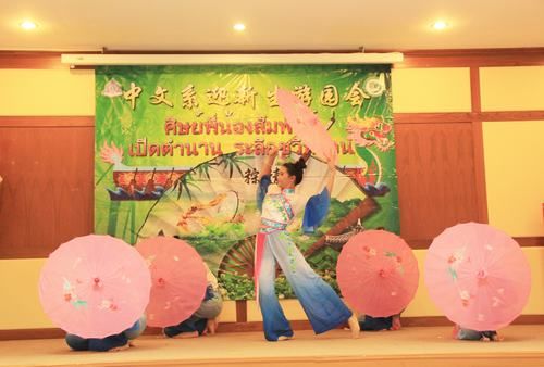 高一新生表演中国舞蹈《烟花三月》
