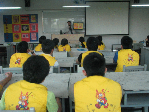 文莱华商向当地中文学校赠送平板电脑 支持汉语教育