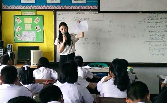 6月22日,泰国川登喜皇家大学素攀孔子学遣国际汉语教师在阿努班学校首次开设免费汉语课,受到师生们的热烈欢迎。 孔子学院新任国际汉语教师走进五年级和六年级学生的课堂,用简单的“萨瓦迪卡”和“你好”跟学生打招呼。随后向学生询问了他们的语言学习情况,得知他们既在学英语又期待学好中文后,便开始了《快乐汉语》泰文版的第一堂汉语课——“你好”。学生们积极主动地和老师互动,一起学打招呼用语“你好吗?”“我很好。”一起学拼音a、o、e,一起做声调操。 第一堂汉语课在轻松愉快的学习中结束,国际汉语教师把之前语言沟通障碍和课堂管理困难的担忧解除了,相信一定可以让阿努班的学生学好中文,有机会到中国旅行和留学,做中泰文化的交流使者。