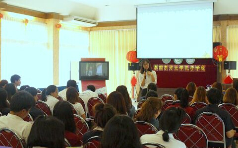 日前,东方大学孔子学院暑期汉语班80名学员,走进东方大学孔子学院,一同体验了中国重要传统节日——端午节的节日知识和习俗,感受到中华文化的魅力。 孔院教师为学员们准备了一场集知识、趣味于一体的端午节节日文化讲座。学员们聚精会神地观看了端午节视频短片,聆听了教师的讲述,了解了端午节的起源故事,知道了吃粽子、赛龙舟、佩香囊等端午节习俗。由“龙舟”而起,他们对中华图腾“龙”表现出了极大的兴趣,纷纷提问。之后,学员们热烈地讨论了中泰粽子的相同和差异之处,表示体会到了中泰文化的渊源关系。 在有奖知识竞答环节,学员们表现非常踊跃。“屈原”、“吃五黄”、“赛龙舟”……这些名词响亮地在孔院的大厅里回响。几位学员走上前台,一起吟唱着端午节的歌谣,清晰准确地发音得到了大家的赞扬。 为了进一步拓展学员对中华文化的了解,在孔院展览大厅,孔教师还为学员们讲解了汉服、中医、书法等内容知识,学员们觉得十分新奇。他们兴奋地穿起汉服和旗袍,在美丽的孔院庭院里纷纷合影,并用刚刚学会的汉语说“老师,很漂亮”、“老师,很有意思”。