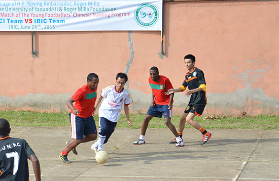 雅温得第二大学举行青少年足球队员汉语培训结业仪式